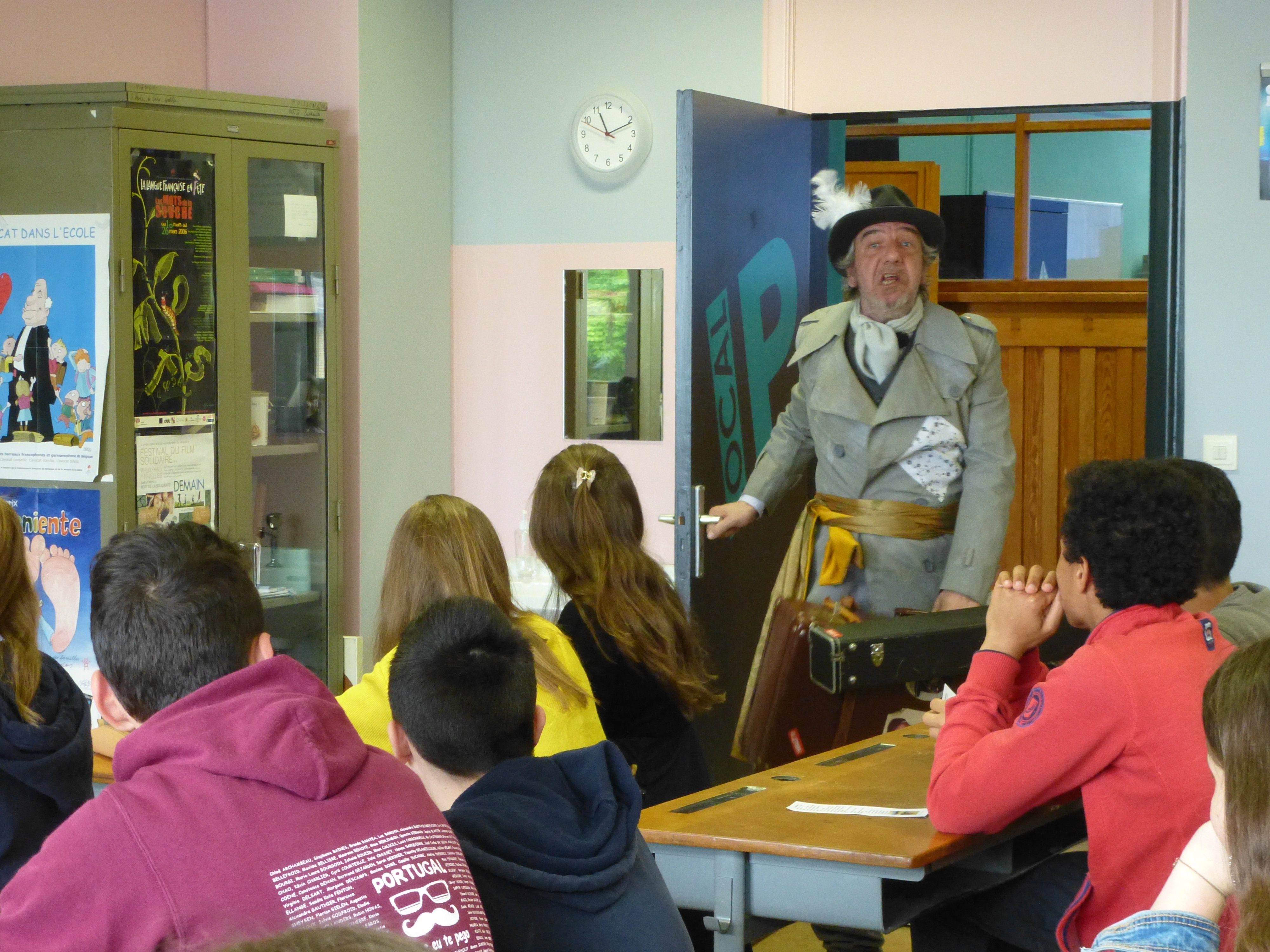 Comédien déguisé s'adressant aux élèves